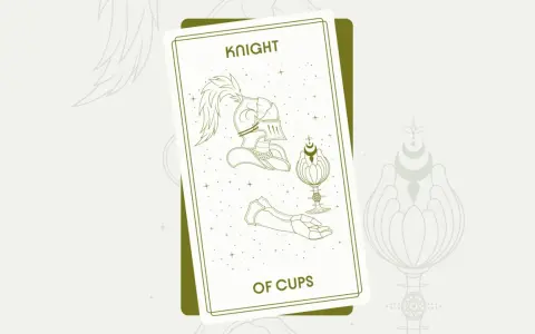 Rycerz Pucharów Tarot: hełm, puchar i dłoń w zbroi na tle gwiazd.