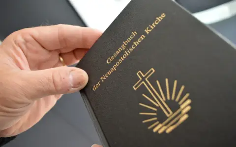 Ein Gesangbuch der Neuapostolischen Kirche, die Frage nach einer Sekte oder nicht, wird hier durch das Buch selbst aufgeworfen.