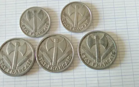 Cinq pièces de 2 francs "État Français" avec une hache et des épis. La valeur pièce de 2 francs 1981 est recherchée par les collectionneurs.