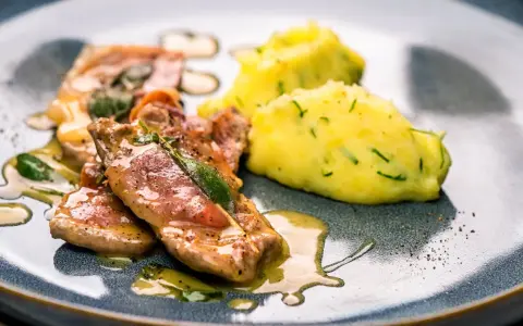 Saltimbocca Rezepte Italienisch: Zarte Kalbsschnitzel mit Salbei und Schinken, serviert mit cremigem Kartoffelpüree.