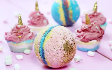 Bunte Badekugeln und Cupcake-ähnliche Kreationen mit Glitzer – perfekt, um badekugeln selber machen kinder Spaß zu machen.