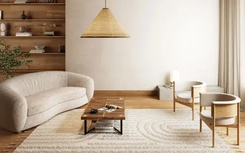 En modern lounge med en böjd soffa, träbord och två fåtöljer. Mattan med cirkelmönster ser ut att behöva fixa nedtrampad matta för att återfå sin form.