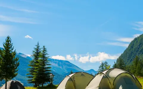 Namioty na tle górskich krajobrazów Austrii. Idealne miejsce na camping Austria.