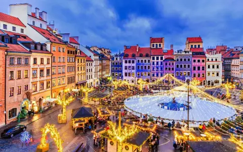 Magiczny jarmark świąteczny Warszawa na Rynku Starego Miasta. Lodowisko, iluminacje i kolorowe kamienice tworzą niepowtarzalny klimat.