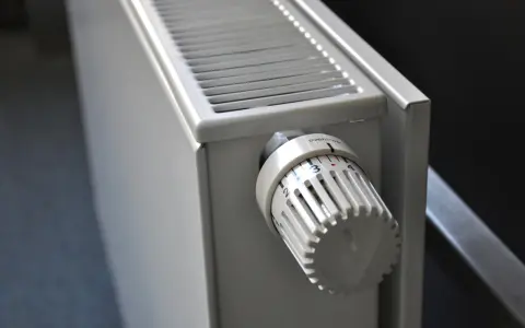 Termostato de radiador blanco, útil para el cálculo de radiadores por m2.
