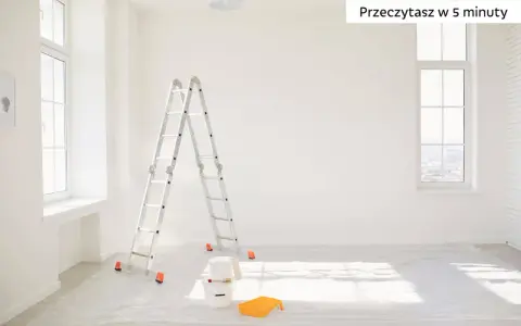 Drabina, wiadra i kuweta do malowania na folii ochronnej. Trwa sprzątanie po remoncie.