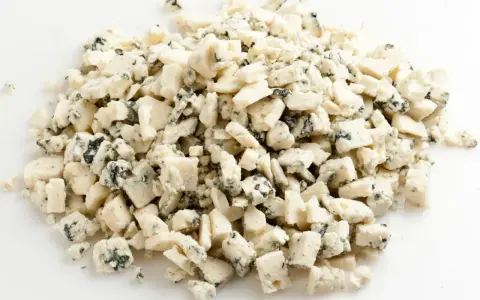 Pokruszony ser gorgonzola, idealny do sałatek, sosów i jako dodatek do pizzy. Z czym podawać? Z gruszką, orzechami, miodem.