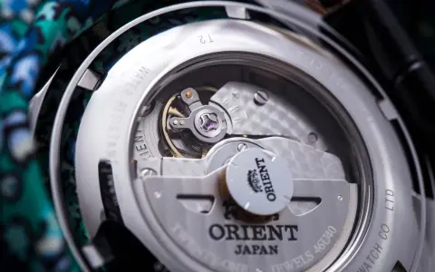 Mechanizm zegarka Orient z widocznym balansem i zębatkami. To zegarek bez baterii, napędzany ruchem ręki.
