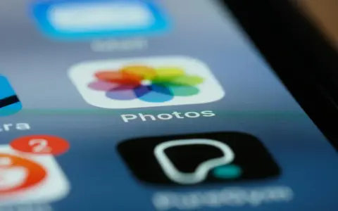 Ikona aplikacji "Photos" na ekranie telefonu. Dowiedz się, jak wydrukować zdjęcie z telefonu, korzystając z tej aplikacji.