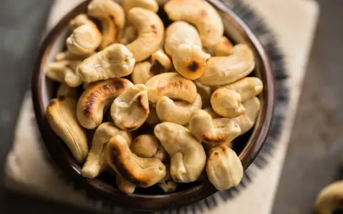 Schale voller gerösteter Cashewkerne, die zeigen, dass Cashewkerne gesund sind.
