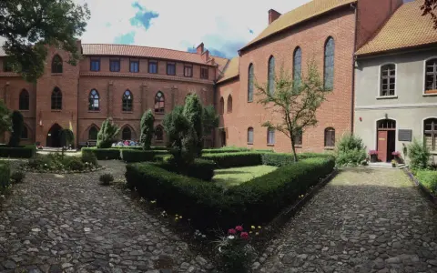 Dziedziniec zamkowy w Solcu Kujawskim, z zadbanymi żywopłotami i brukowanymi alejkami, to jedna z urokliwych atrakcji tego miejsca.