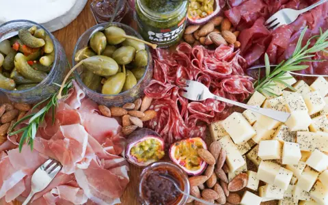 En härlig charkbricka med salami, prosciutto, ost, oliver, cornichoner och nötter. Perfekt för mingel! Här är några charkbricka tips.