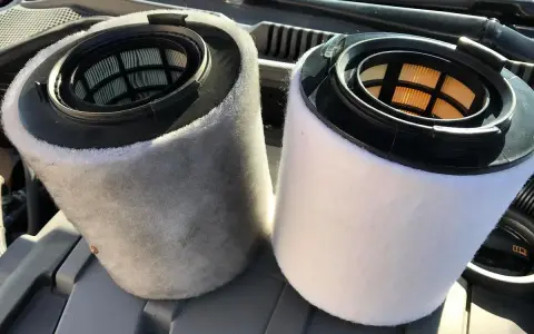 Stary i nowy filtr kabinowy Audi A4 B8. Wymiana filtra kabinowego to prosty sposób na świeże powietrze w aucie.
