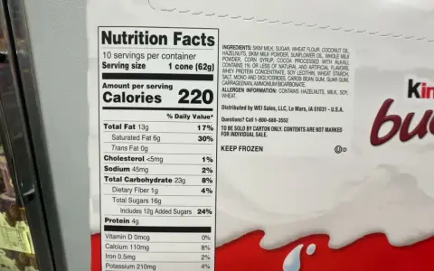 Na opakowaniu Kinder Bueno widnieje informacja o kaloriach: 220 kcal na porcję.