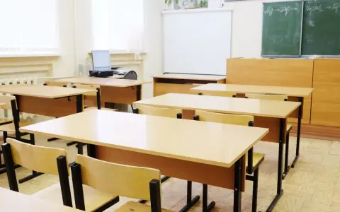 Puste ławki w sali lekcyjnej. Czy w 7 klasie jest technika? Może tu odbywają się zajęcia z tego przedmiotu.