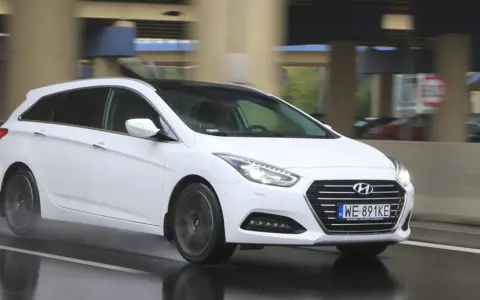Biały Hyundai i40 1.7 CRDi na mokrej drodze, w ruchu miejskim.