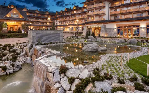 Elegancki hotel z basenami i kaskadą. Sprawdź termy Bania godziny otwarcia i zaplanuj relaks.