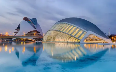 Cosa vedere a Valencia in un giorno: la futuristica Città delle Arti e delle Scienze con i suoi edifici iconici che si specchiano nell'acqua.