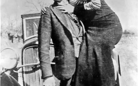 Bonnie et Clyde, avant leur fin tragique. La question "qui a tué Bonnie et Clyde" reste un mystère pour certains.