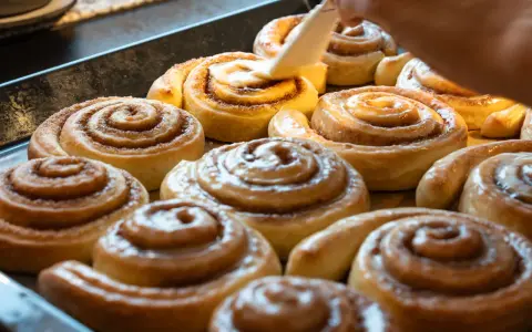 Saftige Zimtschnecken werden mit Glasur überzogen. Ein köstliches Zimtschnecken Rezept, das jeden begeistert.