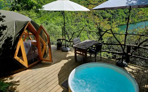 Relaks w domku na drzewie z widokiem na Gorges du Tarn. Jacuzzi, stół i zielone wzgórza.