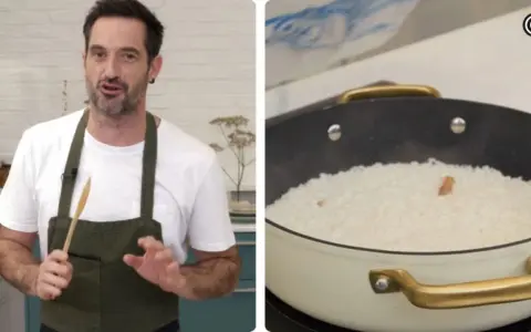Chef explica cómo preparar una deliciosa paella al horno. Arroz blanco en una sartén, listo para cocinar.