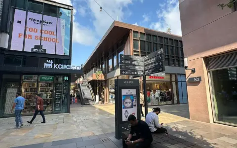 Passeggiata nel terminal crociere Istanbul, tra negozi e insegne direzionali.