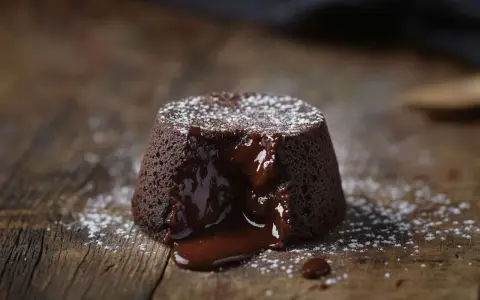 Un fondant au chocolat dégouline de sa ganache onctueuse sur une planche en bois rustique, saupoudré de sucre glace.