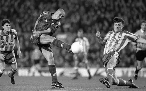 Jugadores del Deportivo de la Coruña y el FC Barcelona en acción. Ronaldo, con la camiseta azulgrana, golpea el balón.