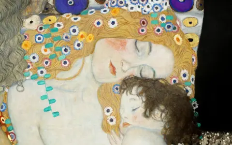 La maternità di Klimt, un abbraccio dolce tra madre e figlio, ispirazione per la scuola primaria.