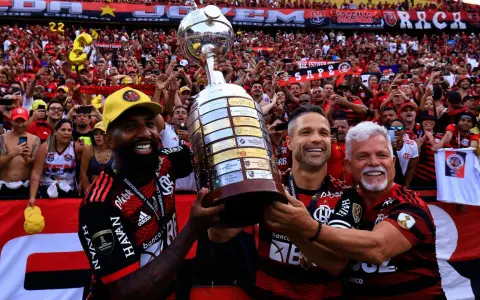 Jugadores del Flamengo celebran con la Copa Libertadores. ¡Así puedes ver al Mengão!