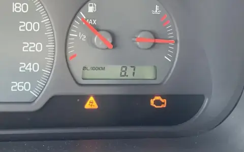 Na desce rozdzielczej świecą się kontrolki TCS i silnika. Spalanie 8.7l/100km.