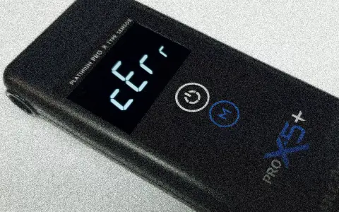 Czarny, nowoczesny tester z wyświetlaczem pokazującym "Err" i napisem "PLATINUM PRO X TYPE SENSOR".