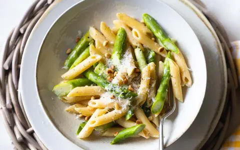 Penne-Nudeln mit frischem Spargel, Pinienkernen und Parmesan. Ein leichtes und frühlingshaftes Gericht, das Lust auf mehr macht.