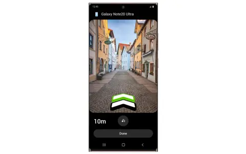 Auf dem Bildschirm eines Galaxy Note20 Ultra wird eine Gasse mit bunten Häusern gezeigt. Ein Pfeil weist auf "smart things find" hin, 10m entfernt.