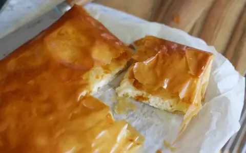 Złocisty, chrupiący burek z serem, idealny na śniadanie. Poznaj turecki burek przepis i poczuj smak tradycji!