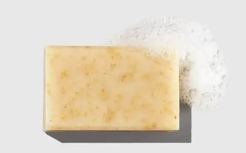 Sapone solido con bolle di schiuma, ideale per la pelle con dermatite atopica.