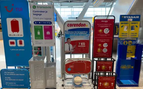 Czy można mieć kanapki w bagażu podręcznym? Tablice linii lotniczych TUI, Transavia, Corendon, Pegasus i Ryanair pokazują wymiary i wagę bagażu podręcznego.
