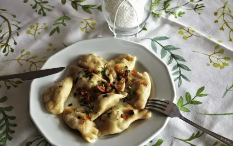 Pyszne pierogi z boczkiem i cebulką, idealne na obiad. Oto przepis na pierogi, który zachwyci każdego!