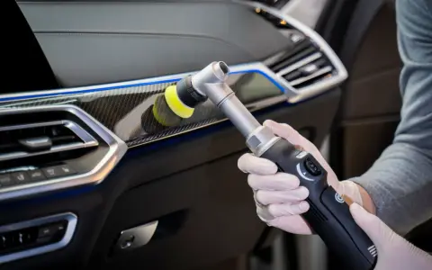 Rękawiczki i polerka do plastiku w samochodzie. Detailing wnętrza auta, aby nadać mu blask.