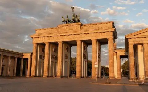 Brama Brandenburska w złotym świetle. Idealne miejsce na spacer z dziećmi, odkrywanie historii i podziwianie berlińskich atrakcji.