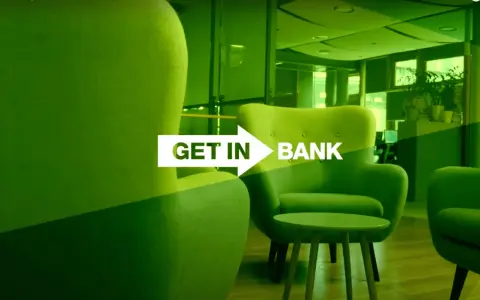 Frankowicze Getin Bank: najnowsze wiadomości o sprawach frankowych. Nowoczesne wnętrze banku z zielonymi fotelami i stolikiem.
