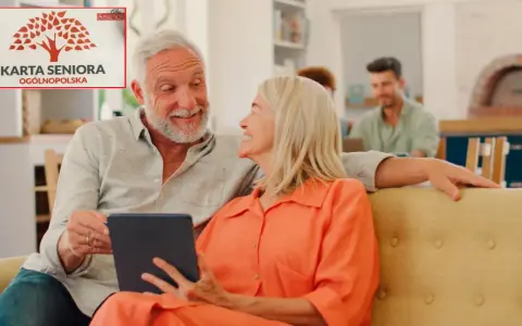 Uśmiechnięta para seniorów z tabletem, w tle logo "Karta Seniora Ogólnopolska".