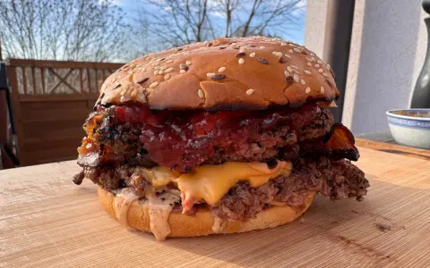 Pyszny smash burger przepis: podwójna wołowina, ser, bekon i sos na sezamowej bułce. Idealny na grilla!