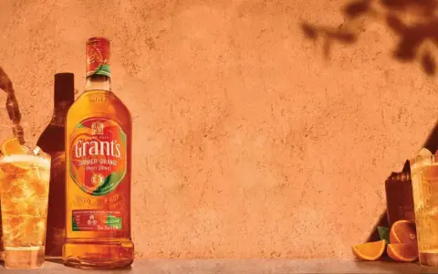 Grant's Summer Orange to orzeźwiający napój. Idealny do picia z lodem i plasterkiem pomarańczy.
