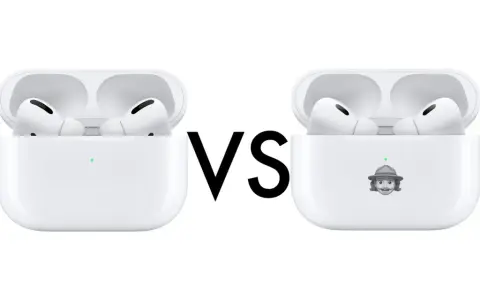Zwei weiße AirPods Pro Ladecases nebeneinander, getrennt durch ein "VS". Das rechte Case hat ein Safari-Emoji.