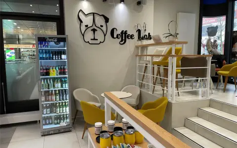 Gemütliche Sitzgelegenheiten und ein Kühlschrank voller Getränke im Copenhagen Coffee Lab.