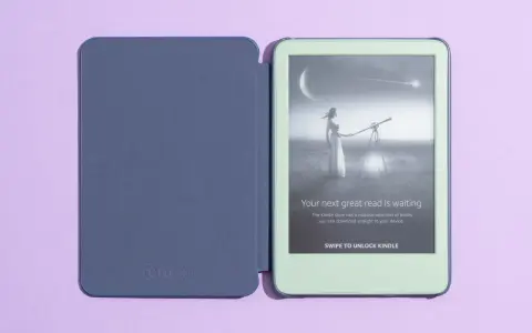 Granatowe etui na Kindle 11 obok zielonego czytnika. Na ekranie Kindle grafika z kobietą i teleskopem.