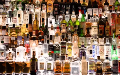 Whisky: Ile procent i kalorii? Ekspert odpowiada na pytania