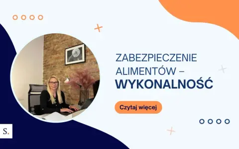 Kobieta przy biurku, tekst "ZABEZPIECZENIE ALIMENTÓW – WYKONALNOŚĆ". Dowiedz się, ile się czeka na zabezpieczenie alimentów.